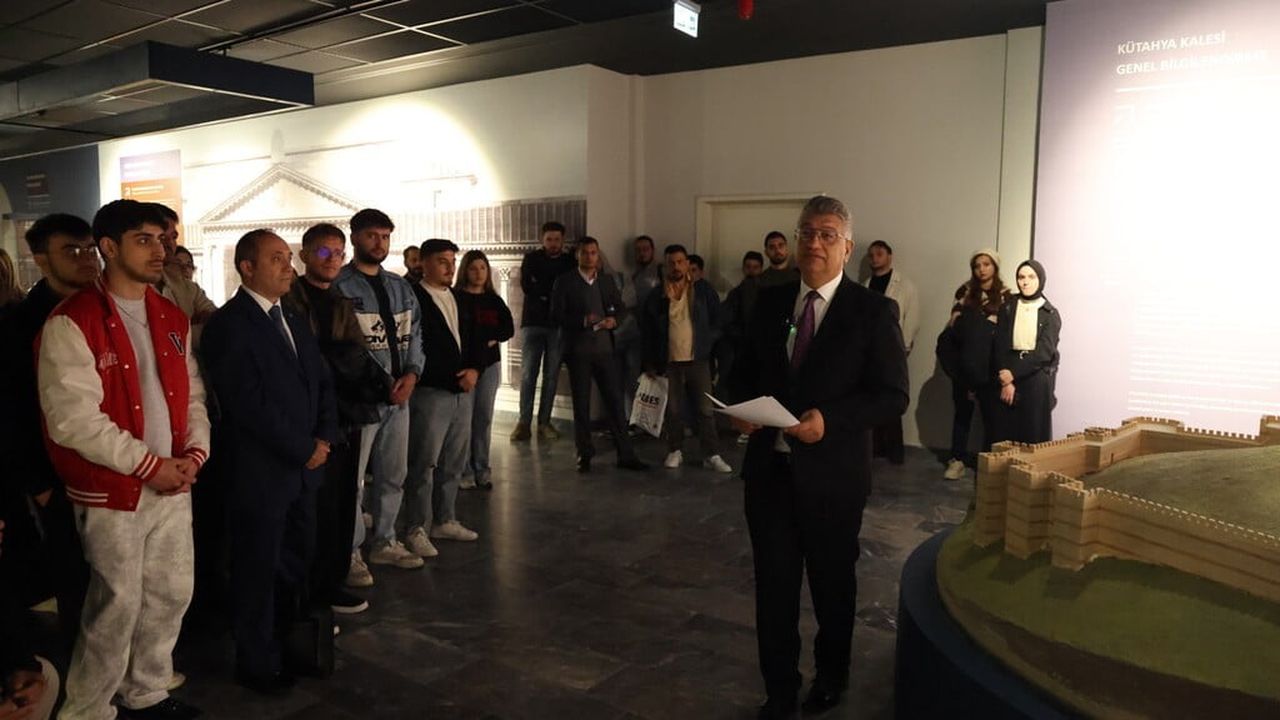 Dumlupınar Üniversitesi öğrencileri tarih dersini müzede işledi