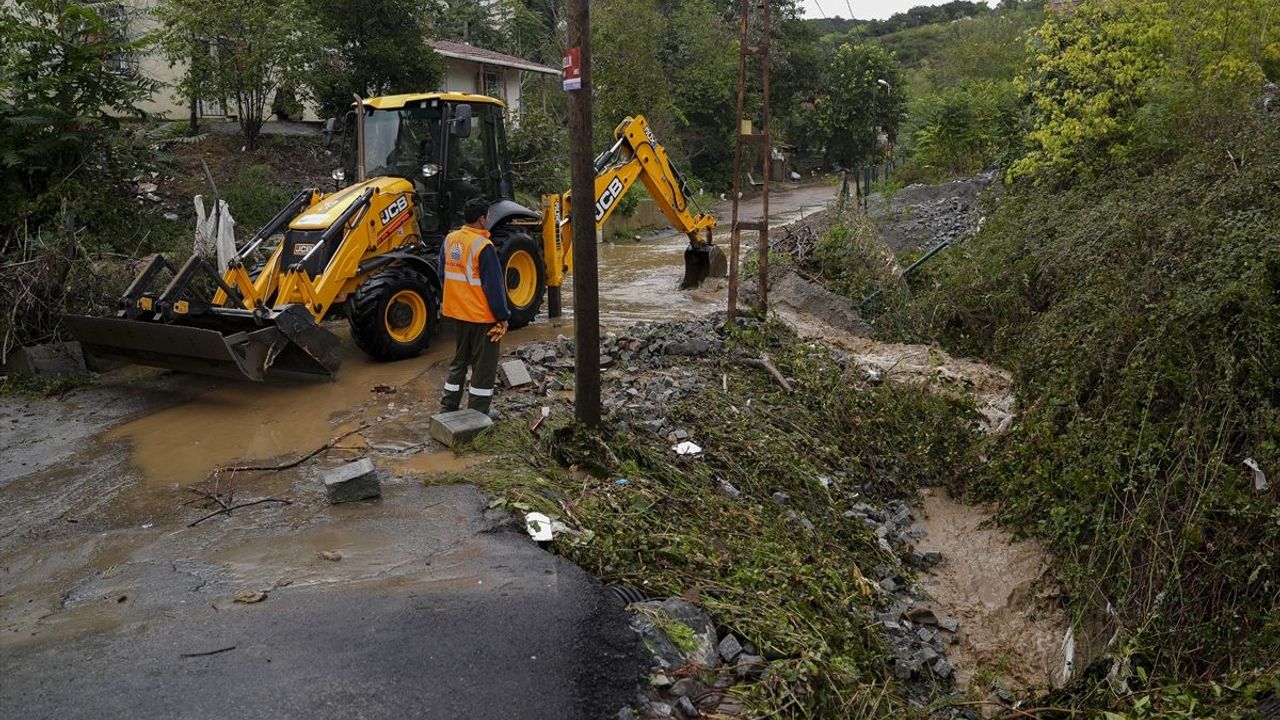 İstanbul'da sel ve su baskınlarının ardından temizlik ve onarım çalışmaları sürüyor