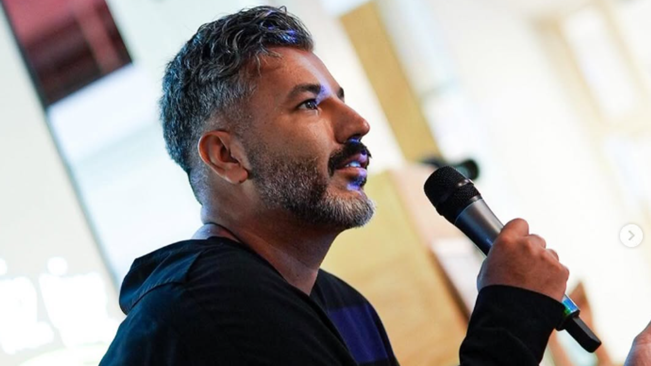 Manifest grubunun kurucusu Tolga Akış müstehcenlik suçundan tutuklandı