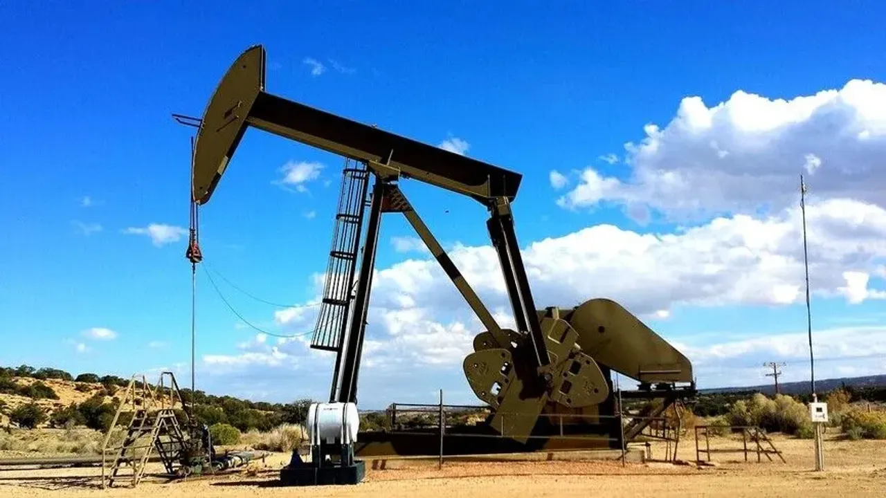 Küresel petrol fiyatları jeopolitik riskler nedeniyle dalgalanıyor