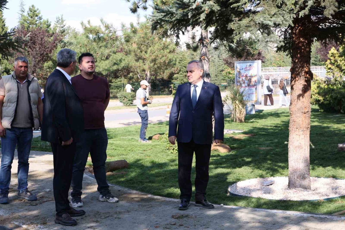 Erciyes Üniversitesi Rektörü Altun kampüsteki park çalışmalarını inceledi