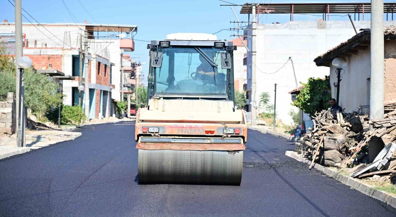 Manisa Büyükşehir Belediyesi Ahmetli'de yol asfaltlama çalışmalarını sürdürüyor