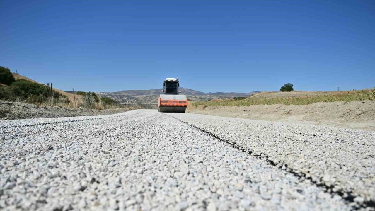 Selendi'de 26 yıl sonra bağlantı yoluna asfalt çalışması başladı
