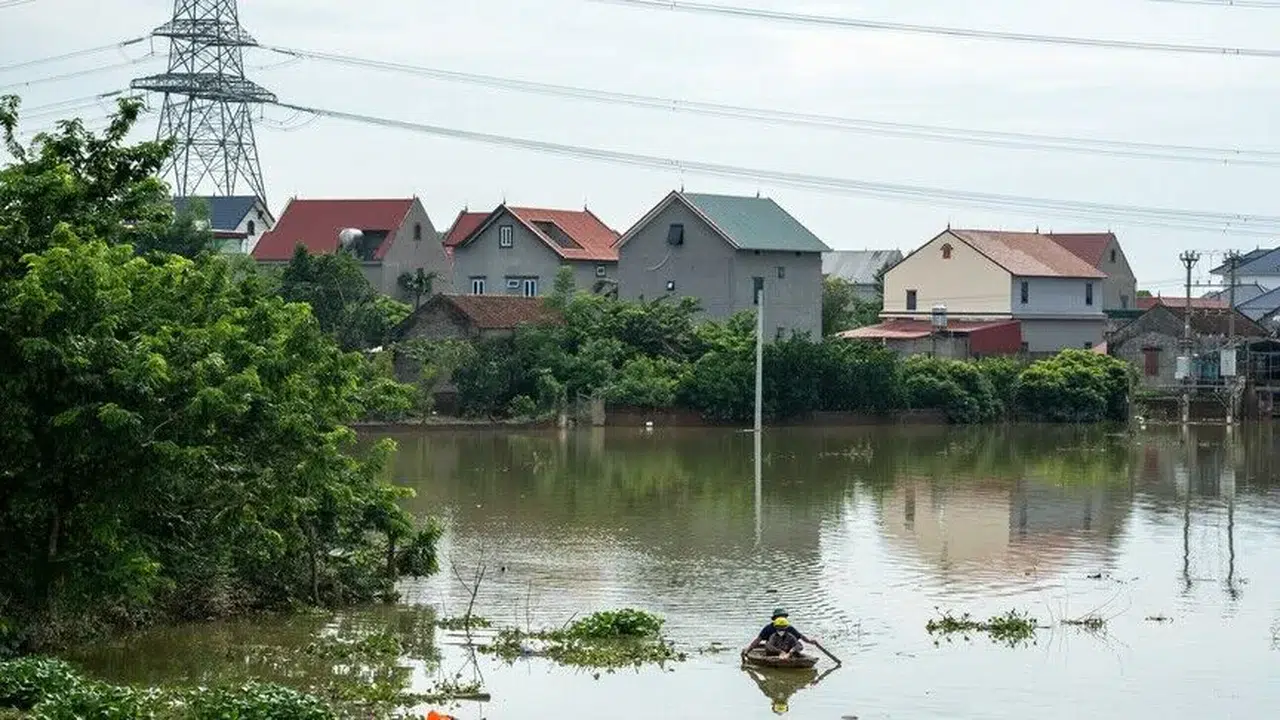 Vietnam'ın kuzeyinde şiddetli yağışlar binlerce evi sular altında bıraktı