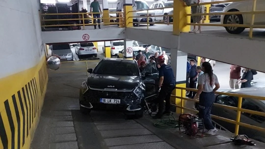Balıkesir'de otoparkta otomobilin altında kalan kadın yaralandı