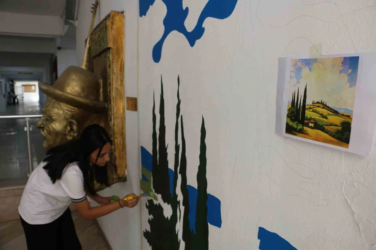 Diyarbakır Güzel Sanatlar Lisesi öğrencileri okul duvarlarını boyuyor