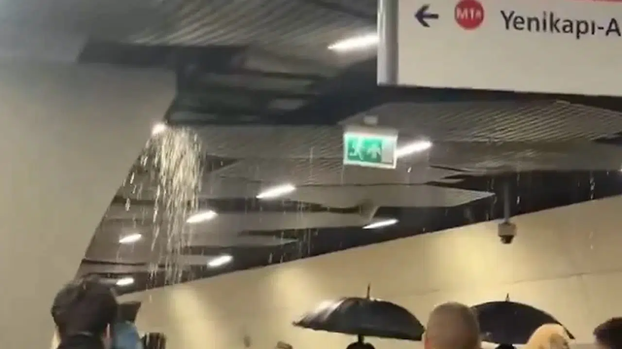 İstanbul Yenibosna Metro istasyonunun tavanından su sızdı
