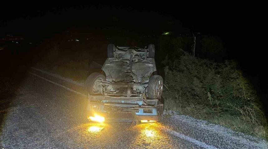 Manisa'da otomobil virajı alamayarak takla attı