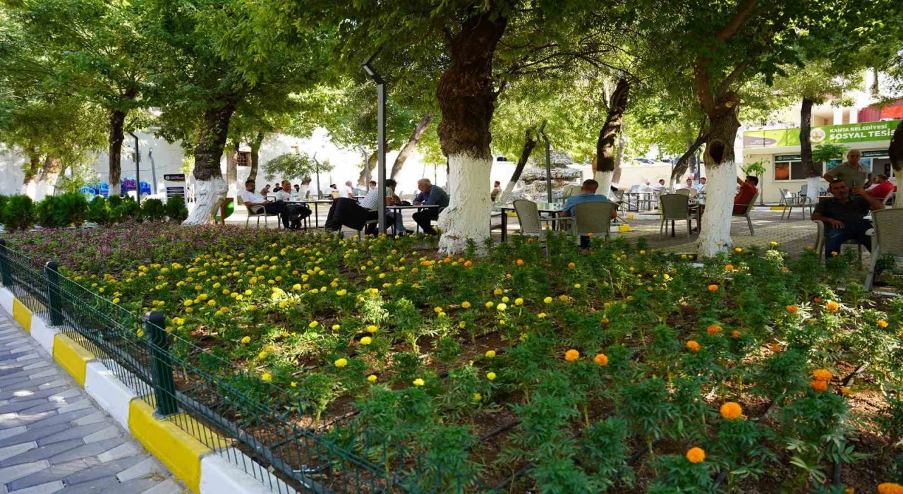 Kahta'da yenilenen Belediye Çay Bahçesi hizmete açıldı