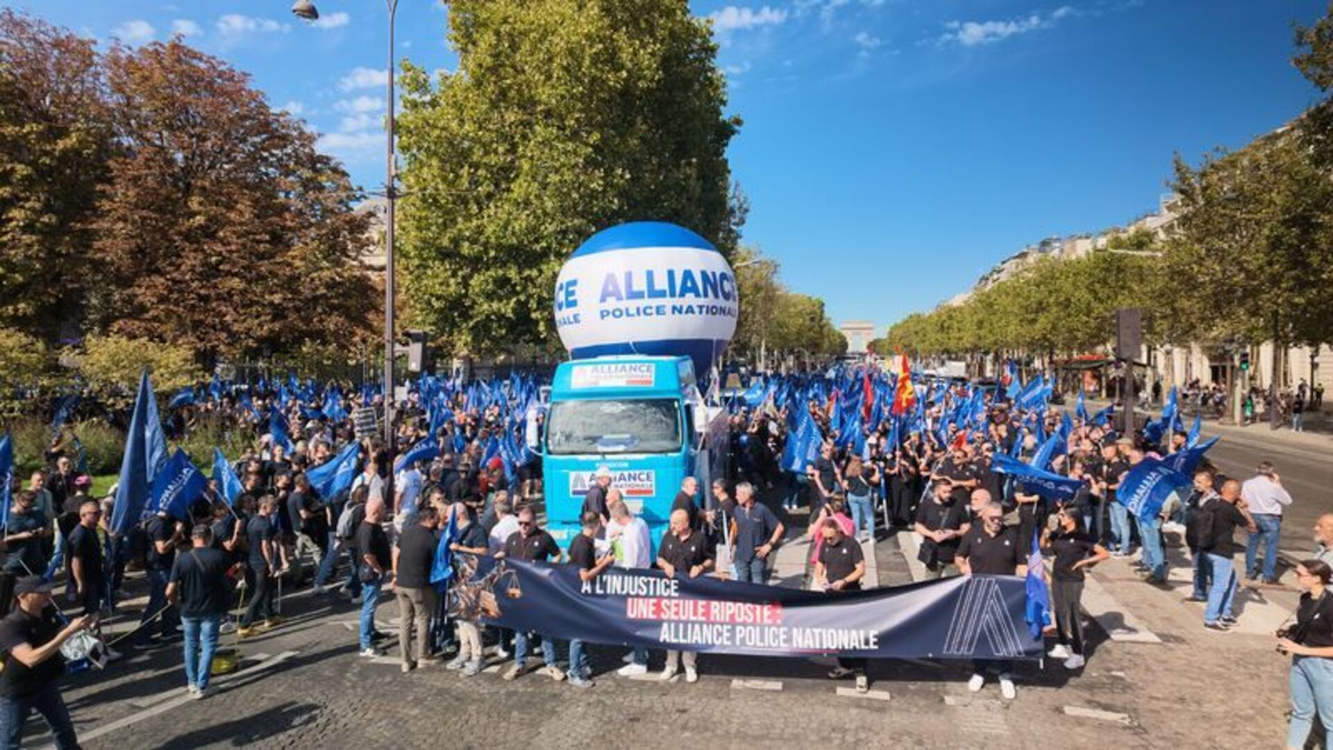 Fransa'da binlerce polis maaş zammı ve çalışma koşulları için Paris'te yürüdü