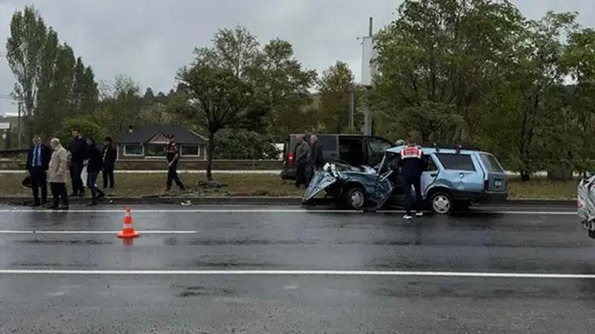 Yalova'da otomobil ile minibüs çarpıştı: 1 ölü, 4 yaralı