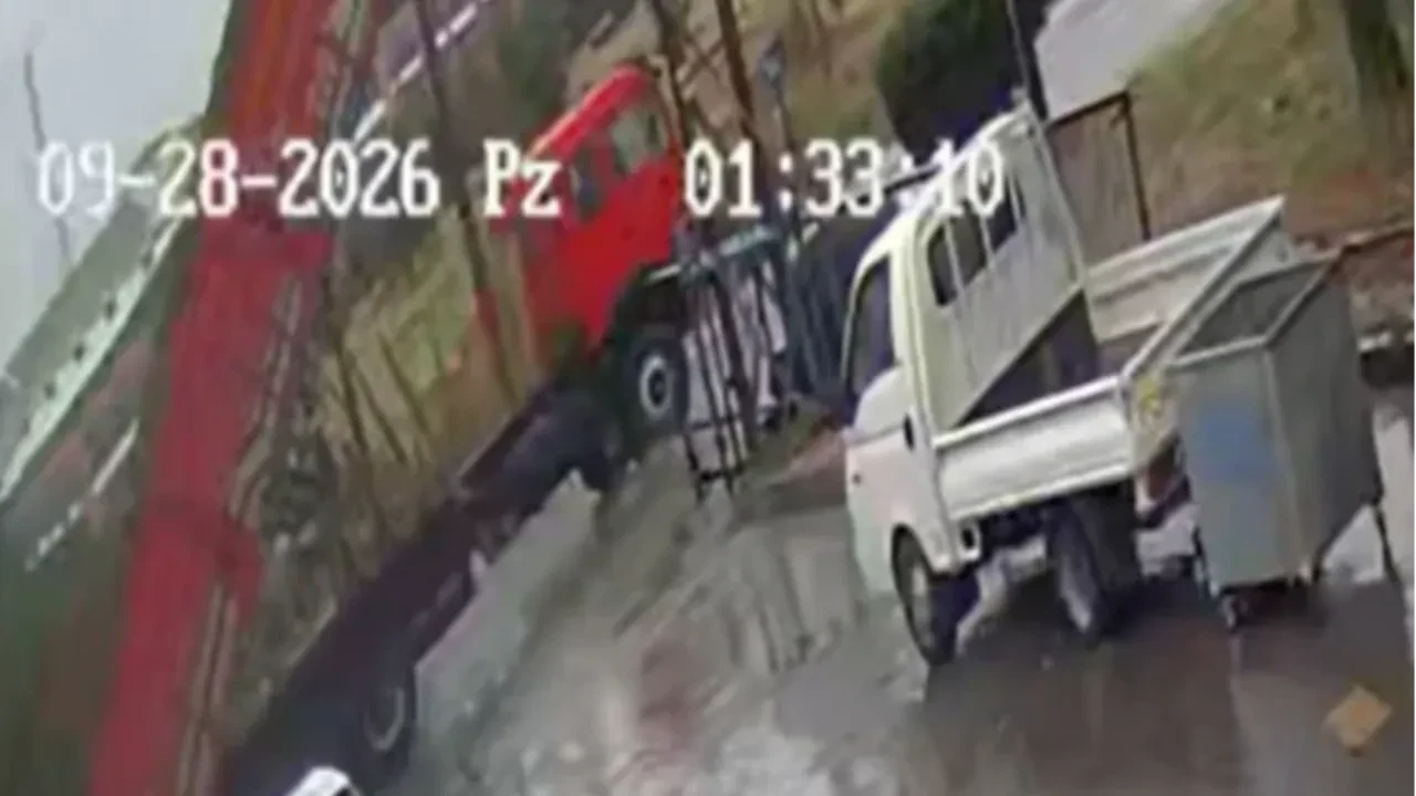 Eskişehir'de damperi açık kamyon sanayi sitesi girişini kullanılmaz hale getirdi