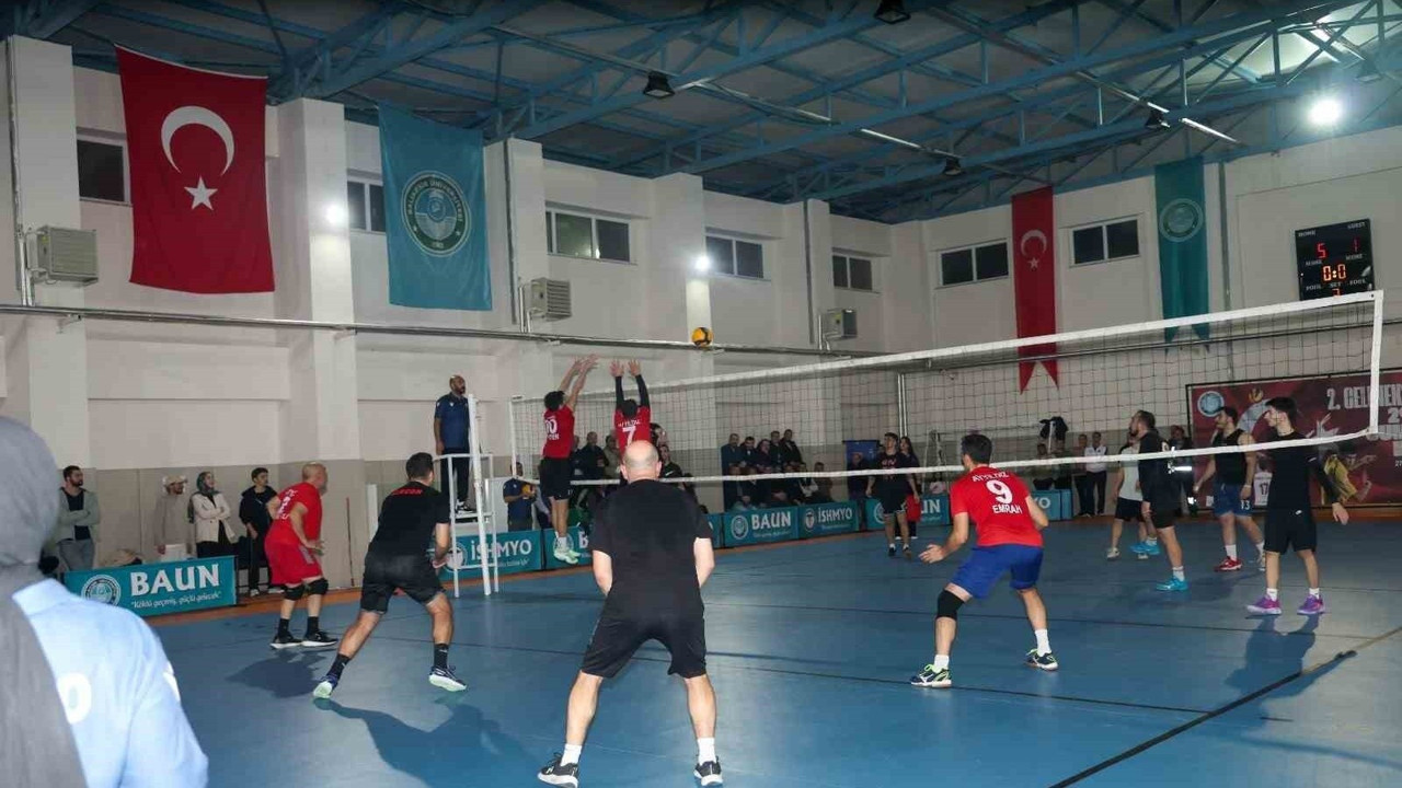 İvrindi'de 16 voleybol takımı Cumhuriyet Kupası için sahaya çıkıyor