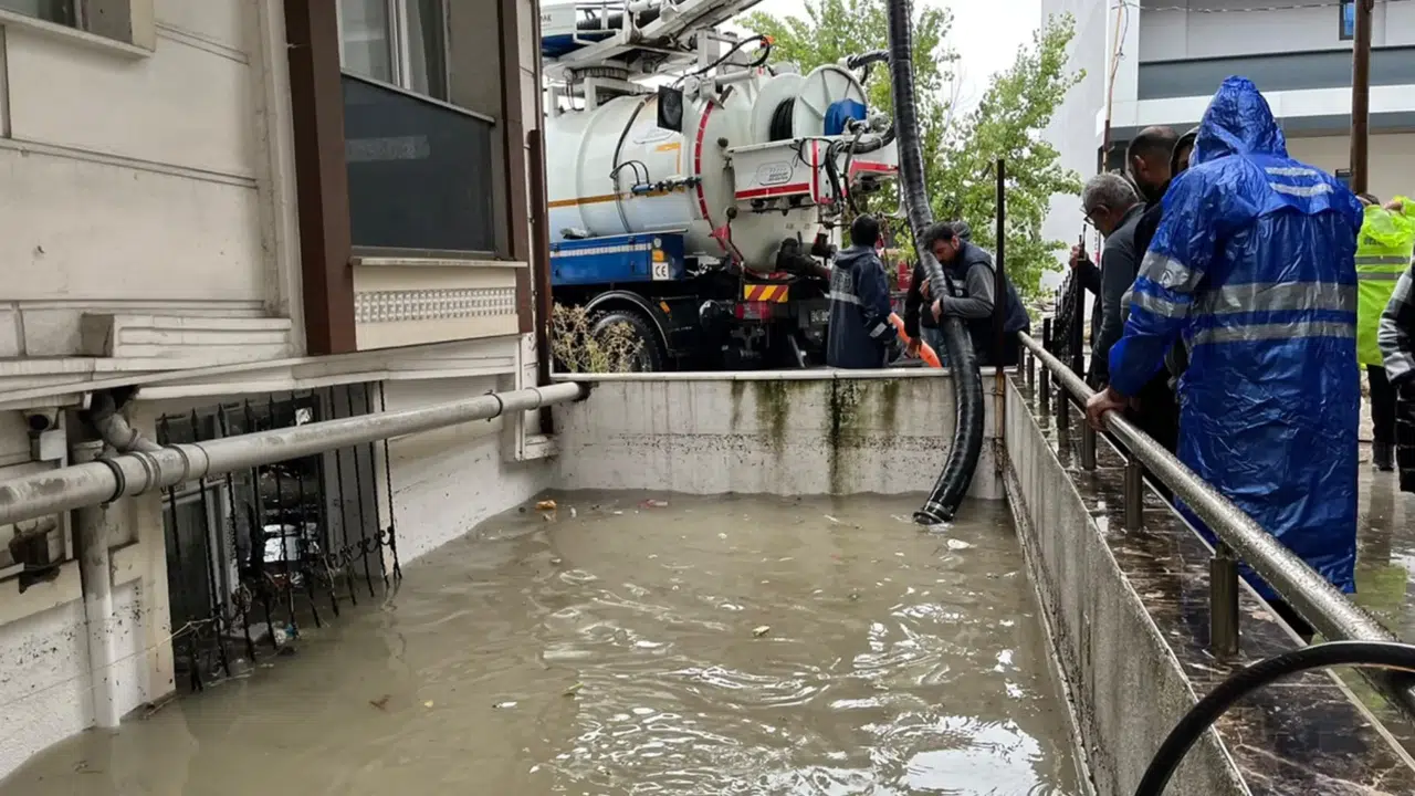 Esenyurt'ta sağanak sonrası su baskınlarına karşı belediye ekipleri harekete geçti