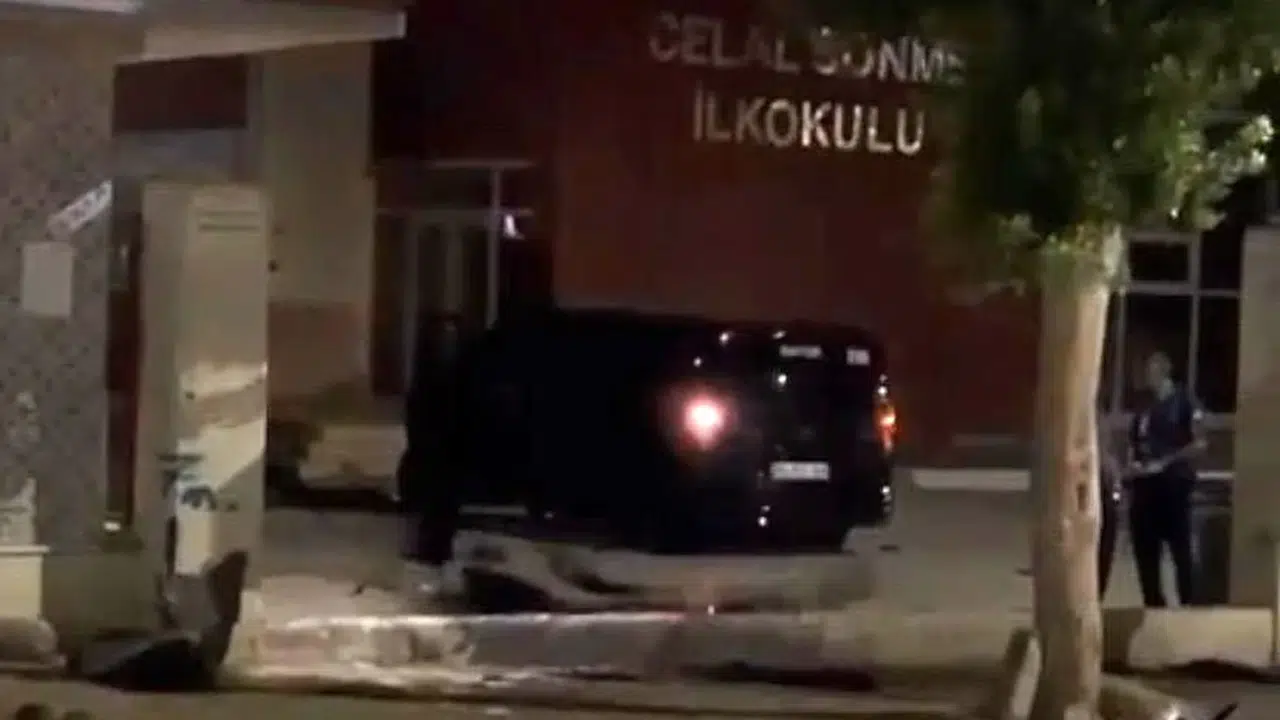 Antalya Aksu'da iki araç çarpıştı, biri okul bahçesine girdi