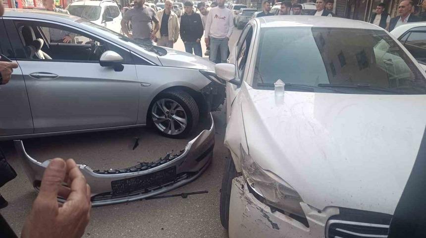 Siirt'in Kurtalan ilçesinde iki aracın çarpıştığı kazada yaralanan olmadı
