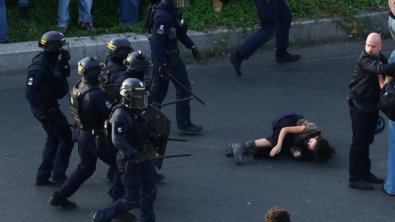 Fransa'daki okul protestolarında polisin müdahalesi ve çocuk yaralanmaları tartışılıyor