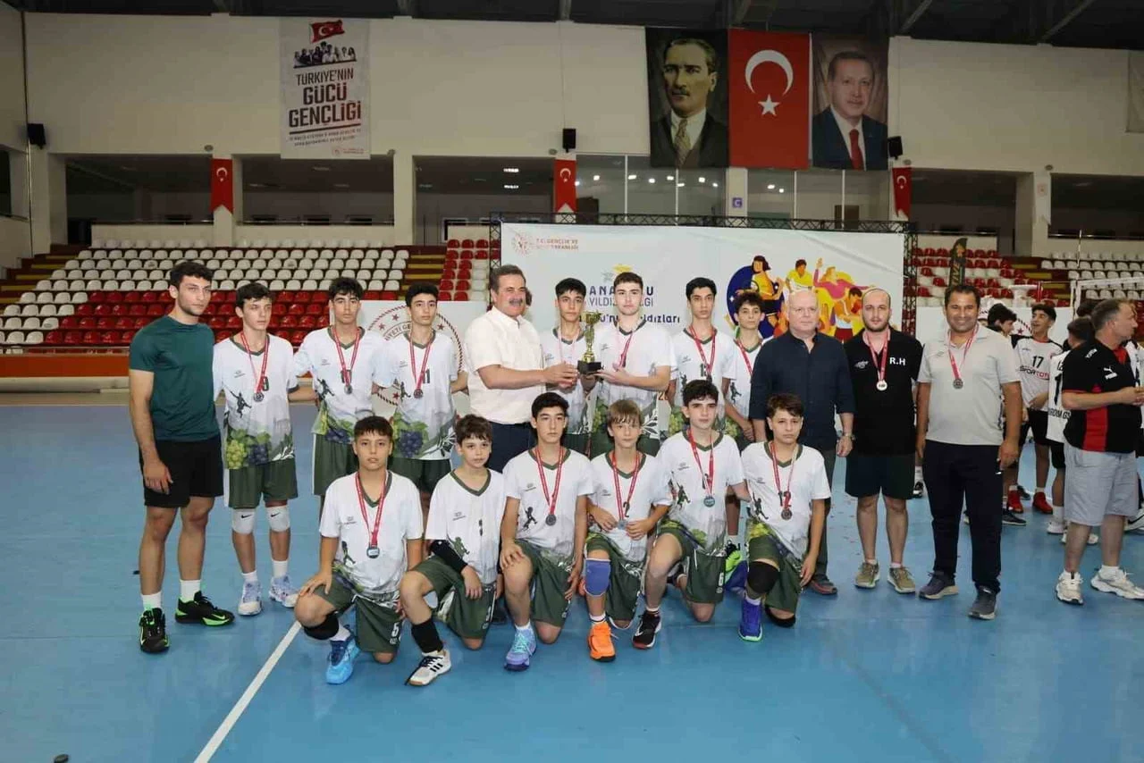 Manisa Erkek İl Karması voleybolda Türkiye ikincisi oldu