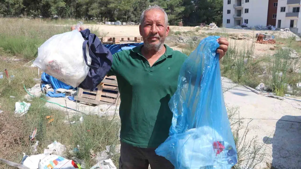 Adana'da mahalle sakinleri biriken çöpleri kendi imkanlarıyla topladı