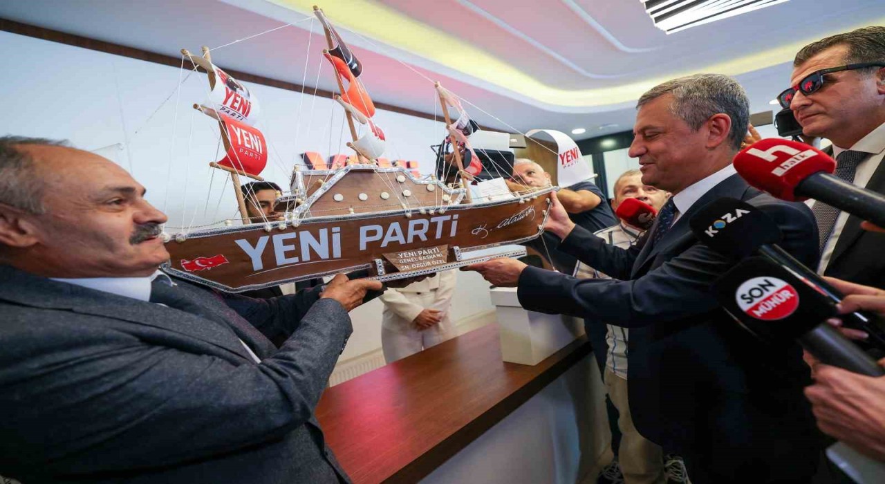 Özgür Özel, YENİ Parti genel merkezinde fidan dikme törenine katıldı