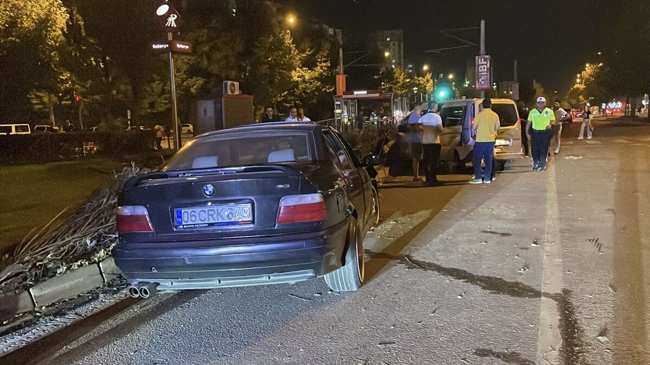 Kayseri Melikgazi'de iki araç çarpıştı: 3 yaralı