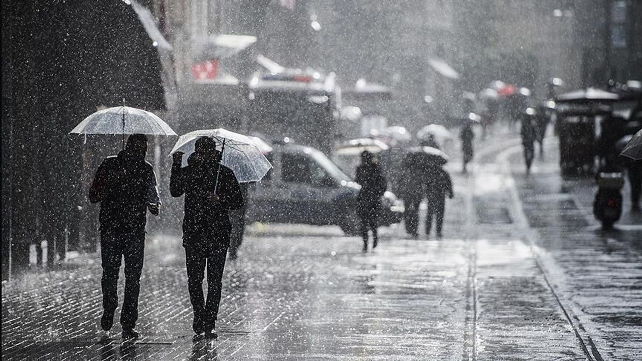 İstanbul Üsküdar sahilinde sabaha karşı aniden bastıran sağanak etkili oldu