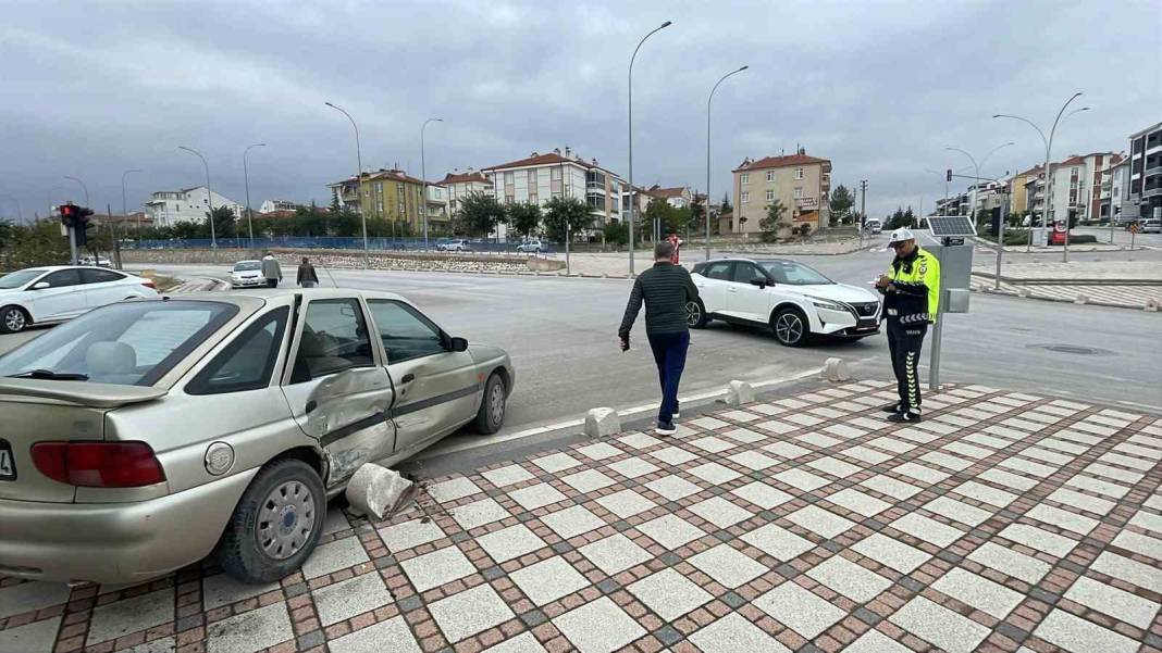 Karaman'da cip ile otomobilin çarpıştığı kazada 2 kişi yaralandı