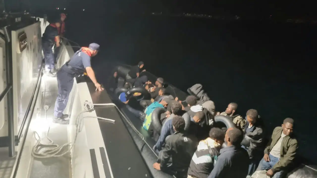 İzmir Urla açıklarında sürüklenen bottaki 19 düzensiz göçmen kurtarıldı