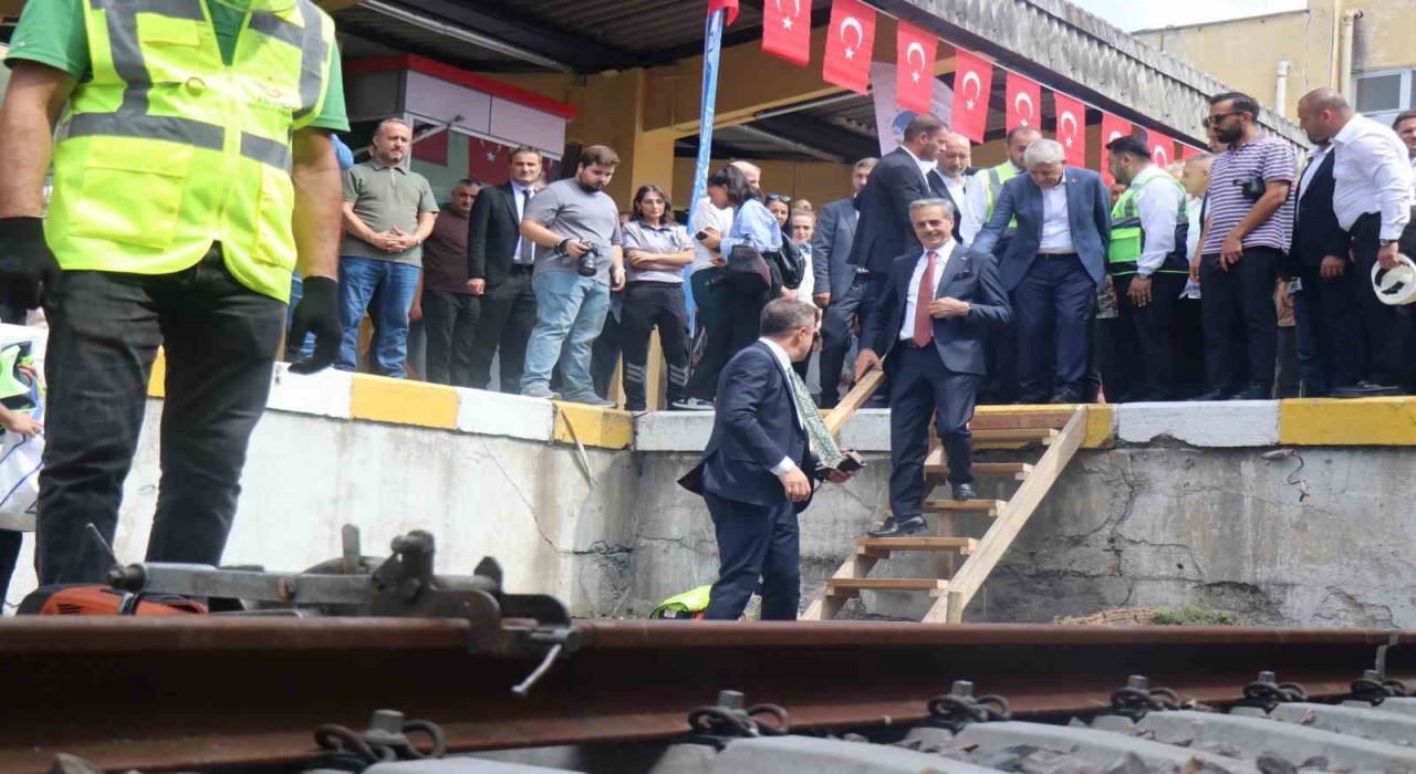 Sakarya'da tren hattını yer altına alacak projede ilk ray söküldü