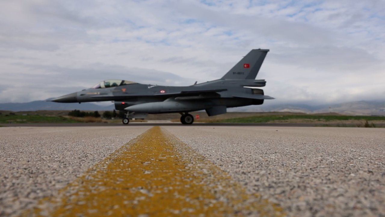 F-16 savaş uçakları Karadeniz üzerindeki eğitim uçuşunu tamamladı