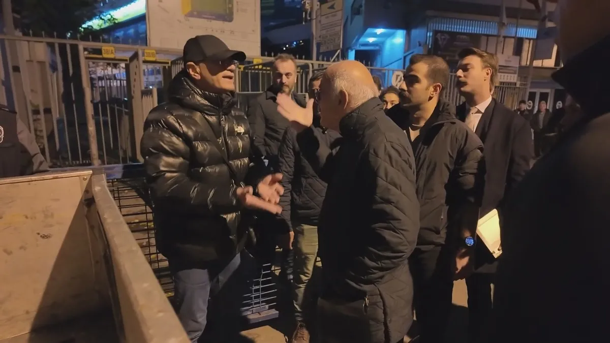 Kadıköy'de çatlak tespit edilen binaların tahliyesinde gerginlik yaşandı