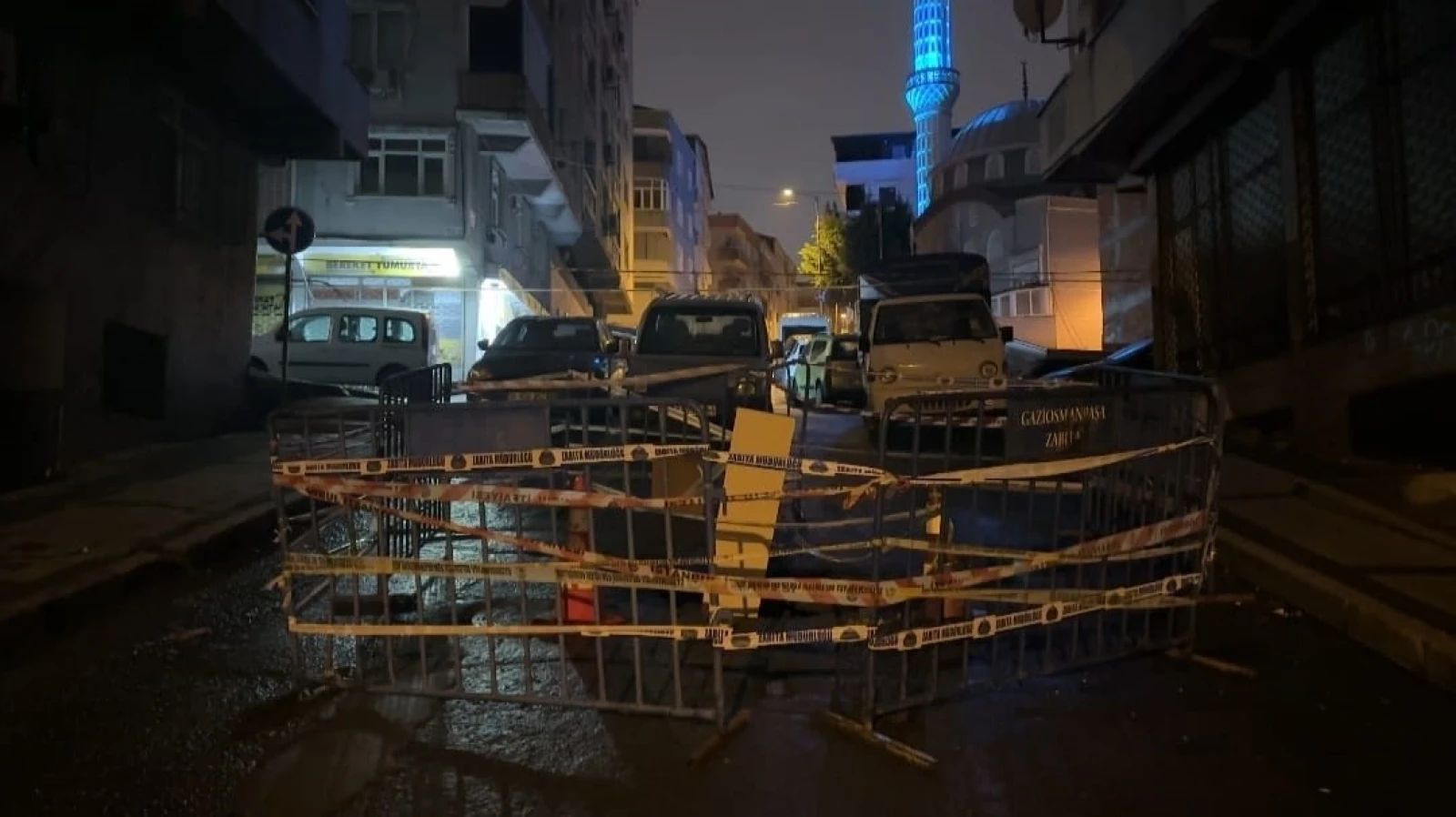 Gaziosmanpaşa'da sağanak sonrası yolda çökme: Sokak trafiğe kapatıldı