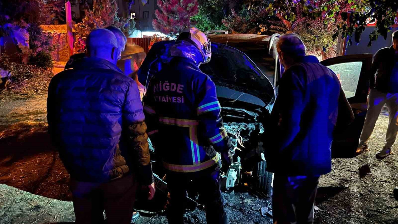 Niğde'de park halindeki otomobilde yangın çıktı