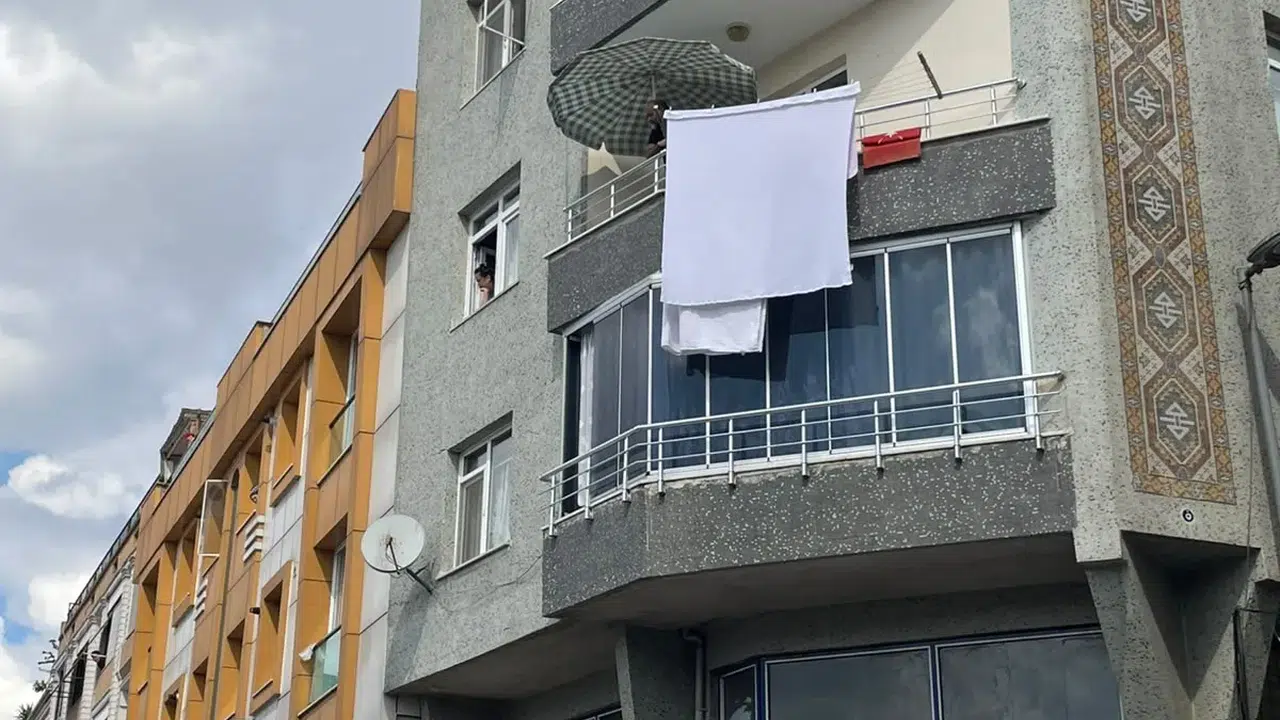 Zeytinburnu'nda balkon temizliği yapan kadın 5. kattan düşerek öldü
