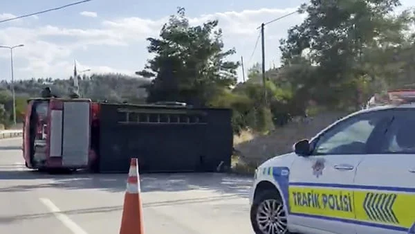Sinop'ta bariyere çarpan söndürme aracı devrildi, sürücü yaralandı