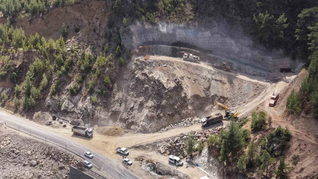Adana'da heyelan ıslahı ve tünel projesi için inşaat çalışmaları başladı