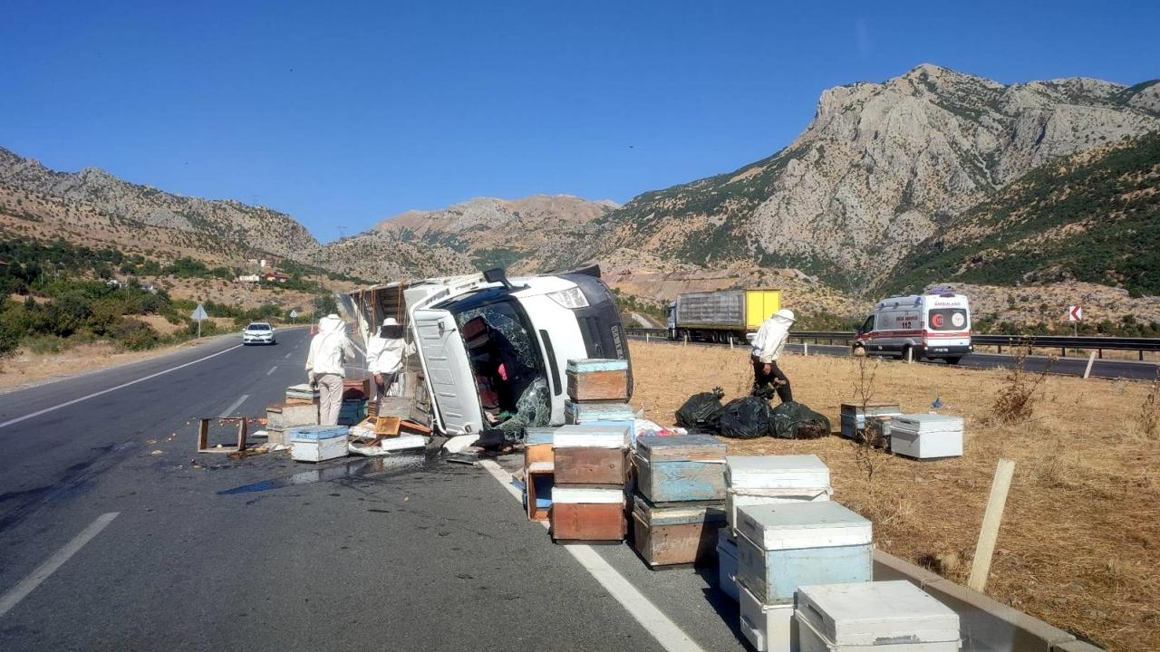 Bitlis'te arı kovanı taşıyan kamyonet devrildi: 3 kişi yaralandı
