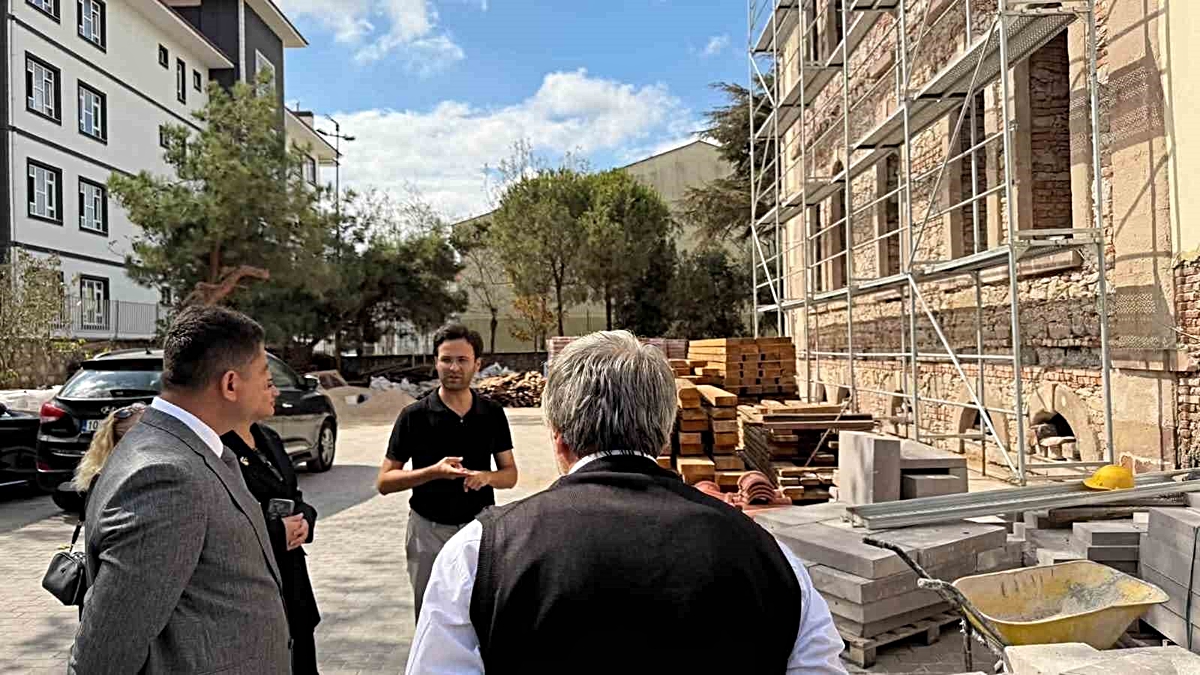 MHP Bandırma heyeti tarihi yapıda devam eden restorasyonu inceledi
