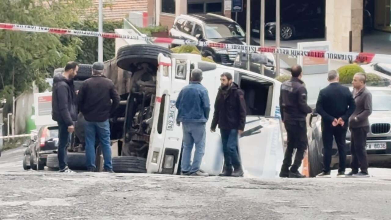 Beyoğlu'nda devrilen kamyon nedeniyle Nizamiye Caddesi trafiğe kapandı