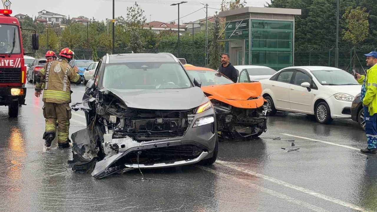 Arnavutköy'de sağanak yağışta 5 aracın karıştığı kazada 2 kişi yaralandı