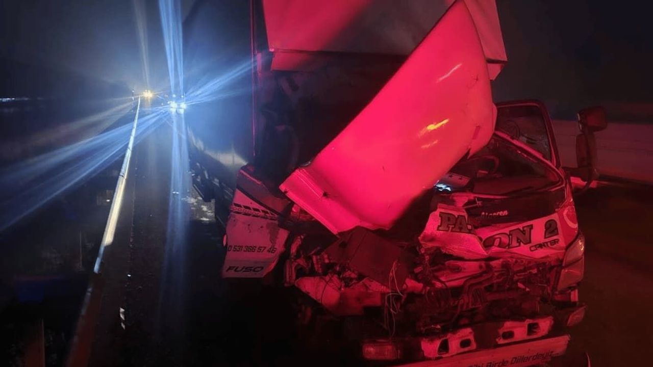 Bilecik'te kamyonun tıra arkadan çarpması sonucu 1 kişi yaralandı