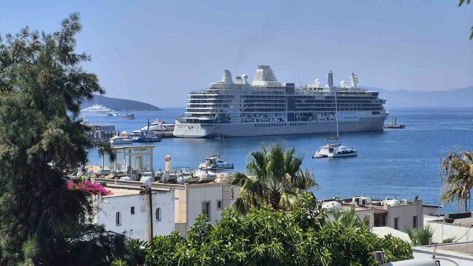 Bodrum'a iki kruvaziyer gemisiyle 1144 yolcu geldi