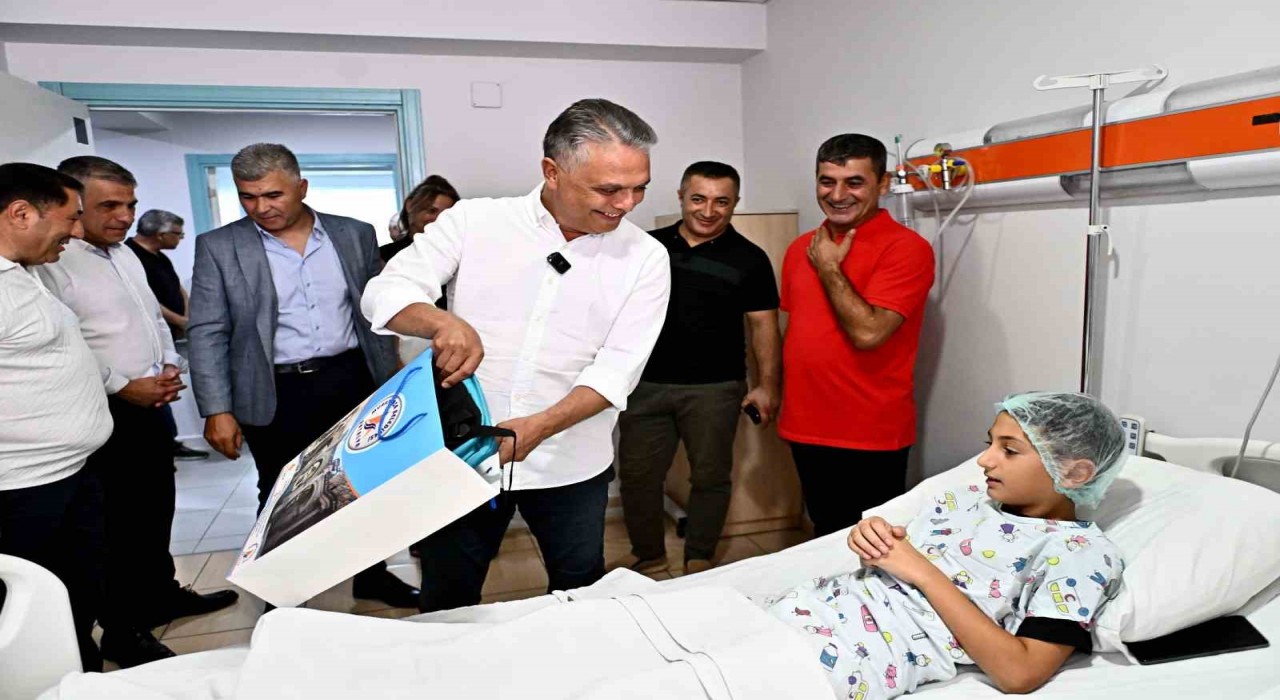 Muratpaşa Belediye Başkanı Ümit Uysal sünnet olan çocukları ziyaret etti