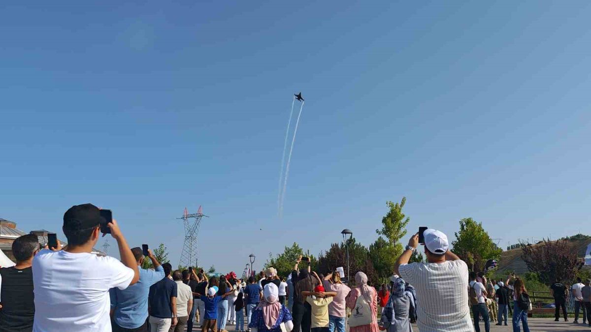 SOLOTÜRK Malazgirt Zaferi etkinliklerinde Ahlat semalarında uçuş yaptı