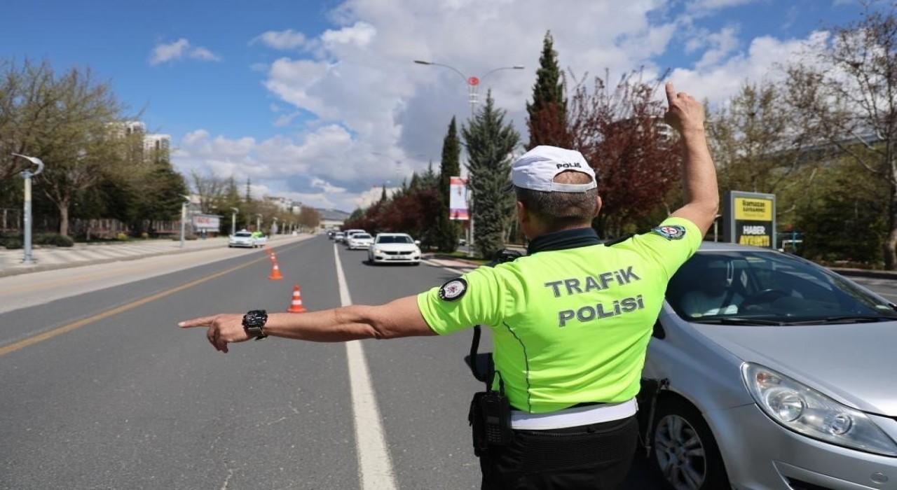 Düzce'de trafik denetimlerinde 187 araç trafikten men edildi