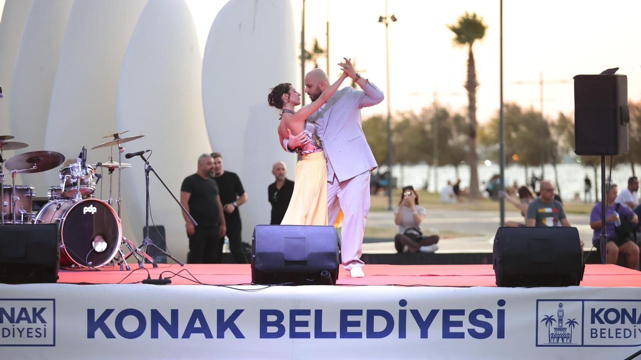 Konak Belediyesi 30 Ağustos Zafer Bayramı'nı Karantina Meydanı'nda kutladı