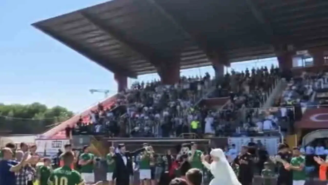 Düğün günü futbol finalini gelinlik ve damatlıkla izlediler