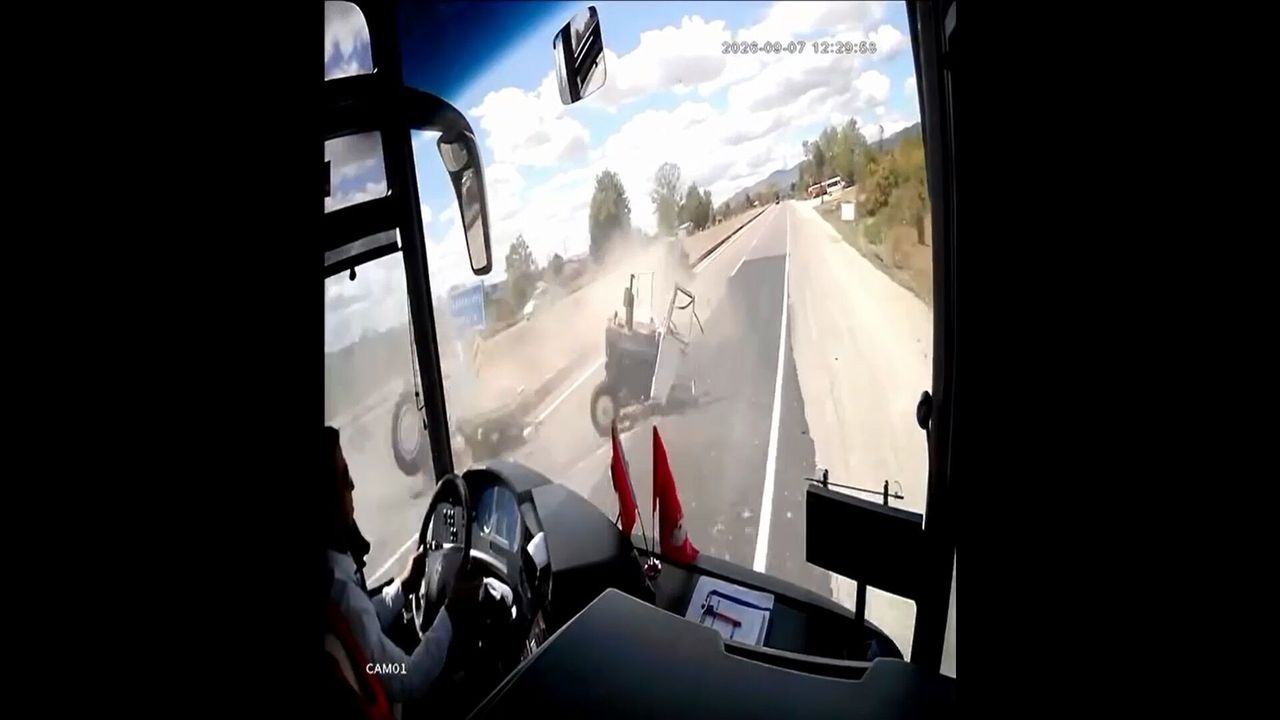 Kastamonu'da otomobil ile çarpışan traktör ikiye bölündü