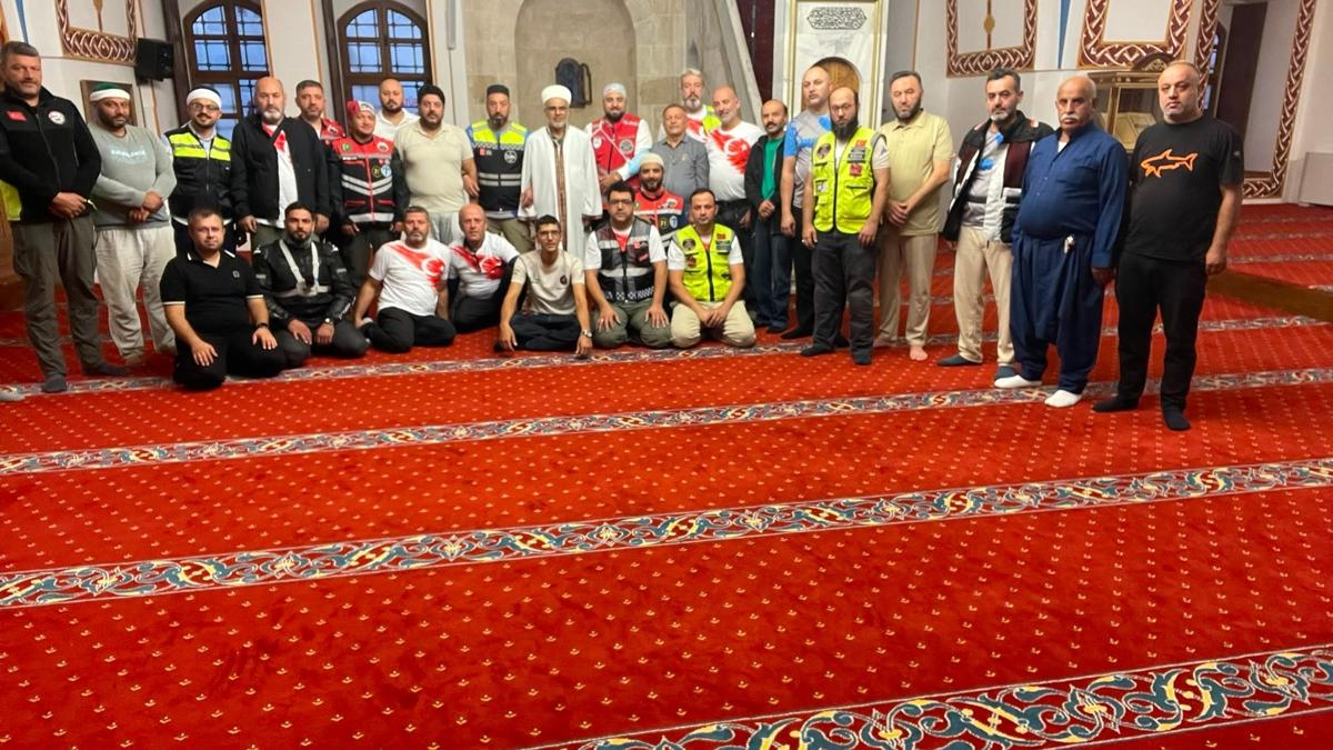 Hatay'da motosiklet tutkunları sabah namazı için bir araya geldi