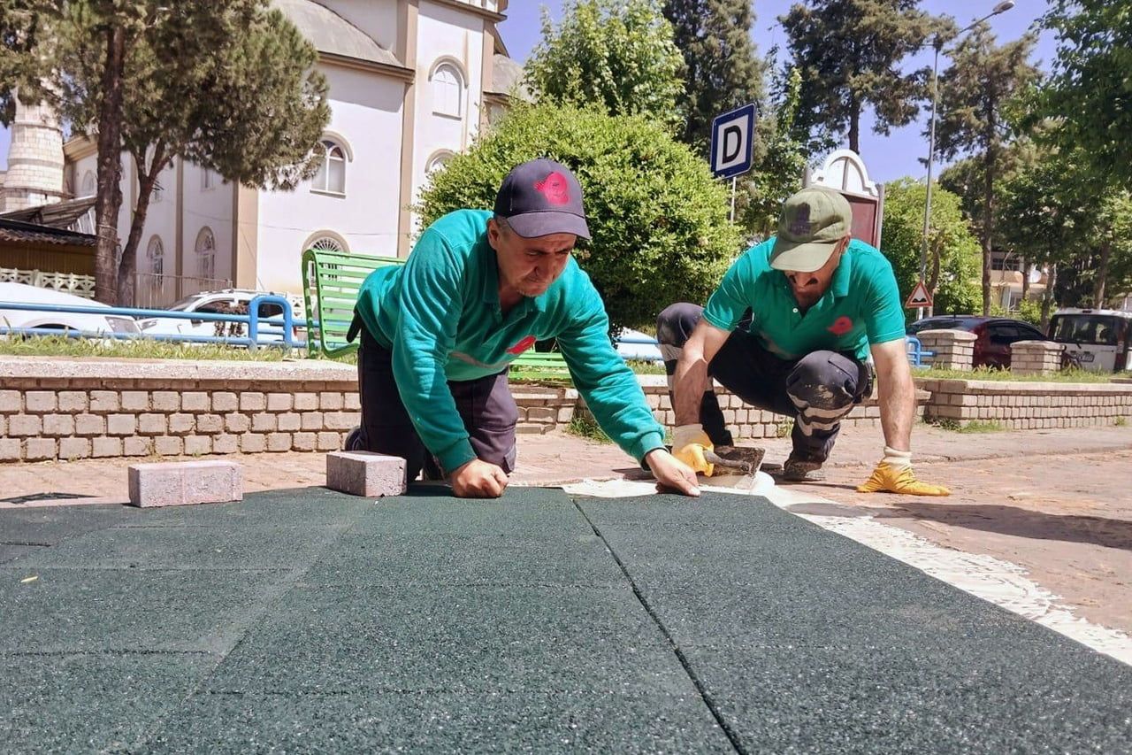 Efeler'de park ve yeşil alanlarda yenileme çalışmaları başlatıldı